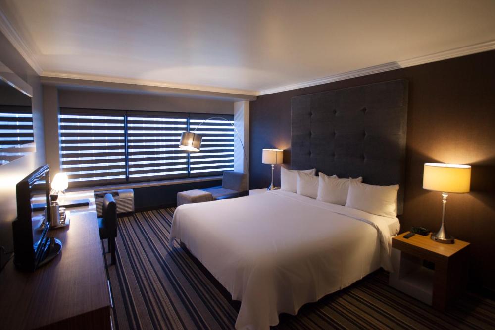 Premier King Room - Non-Smoking interior